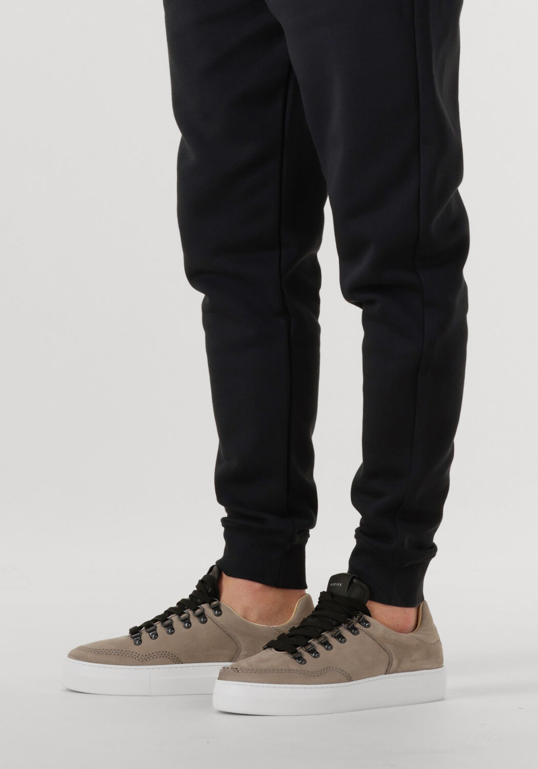 NUBIKK Baskets basses JAGGER ROMAN en gris - large