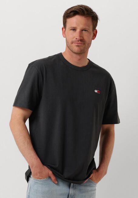 TOMMY JEANS T-shirt TJM REG BADGE TEE EX en gris - large