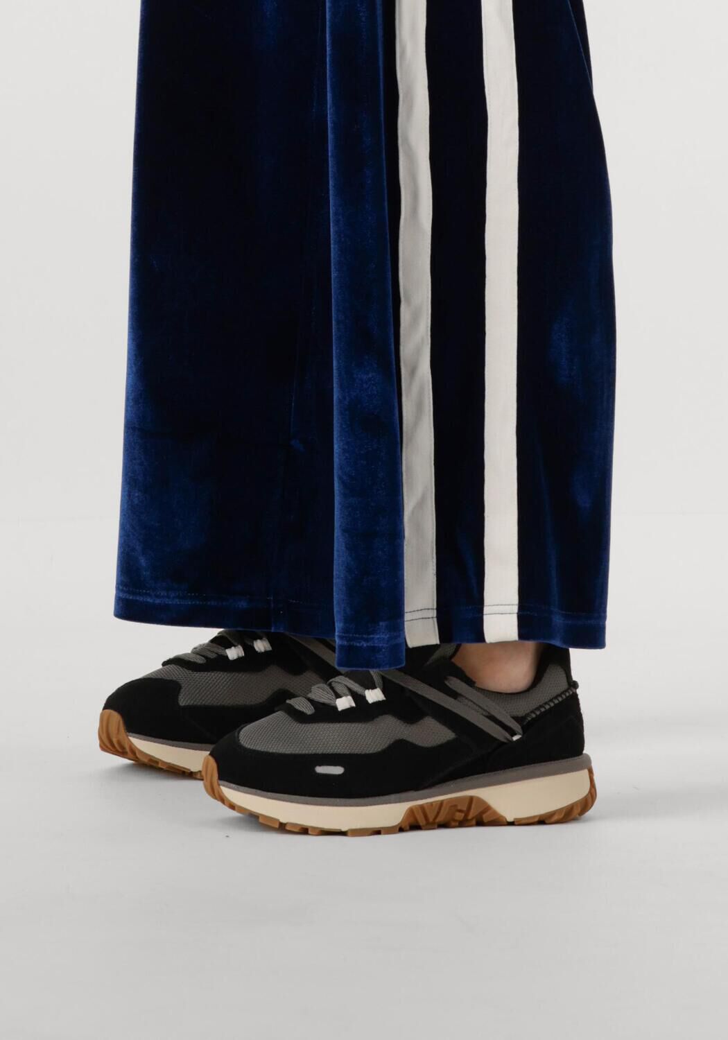 UGG Baskets basses W RETROFI LOW en noir - large