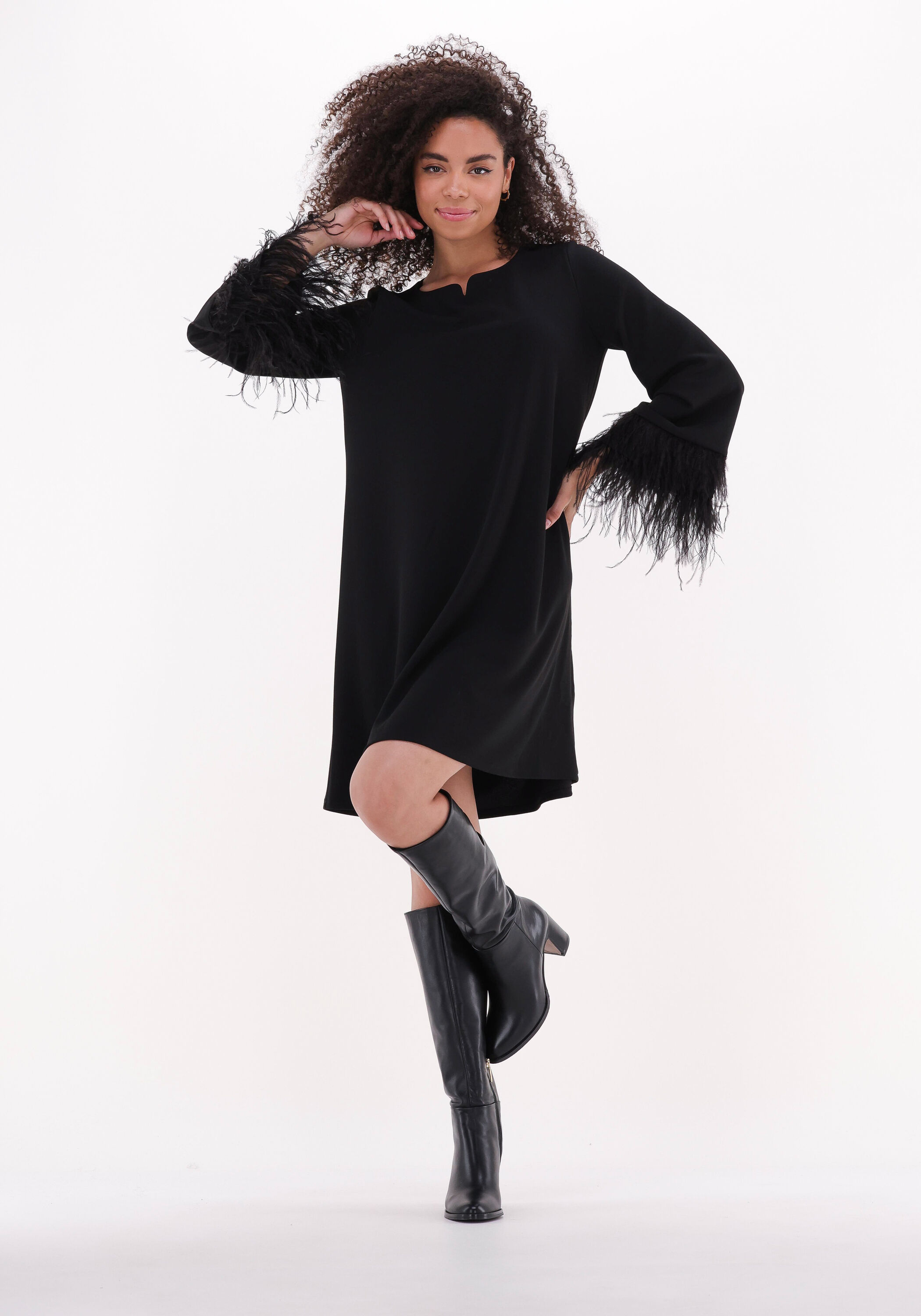 Zwarte ANA ALCAZAR Midi jurk DRESS FEATHERS REACH COMPLIANT Omoda