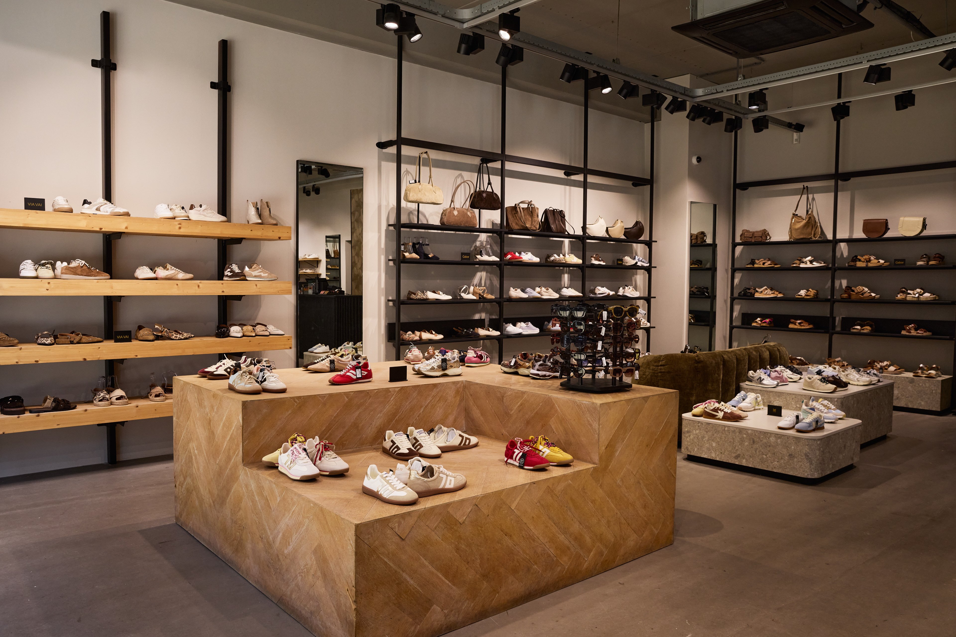 Store image 3