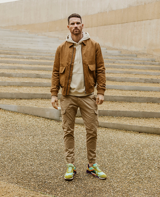 Hoe draag je gekleurde scotch and soda-schoenen?